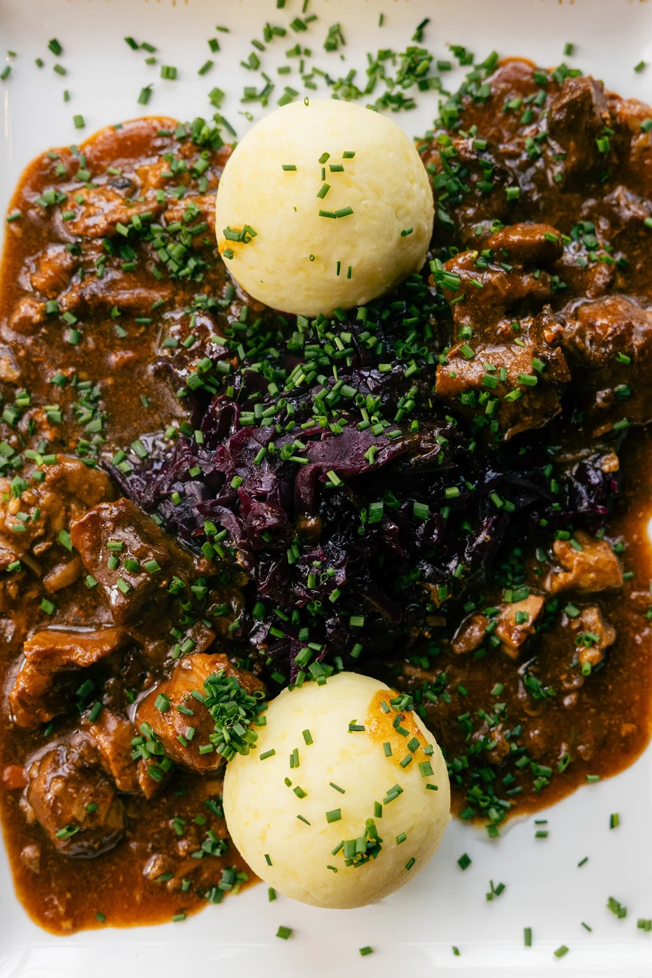 Gulasch mit Klößen und Rotkohl