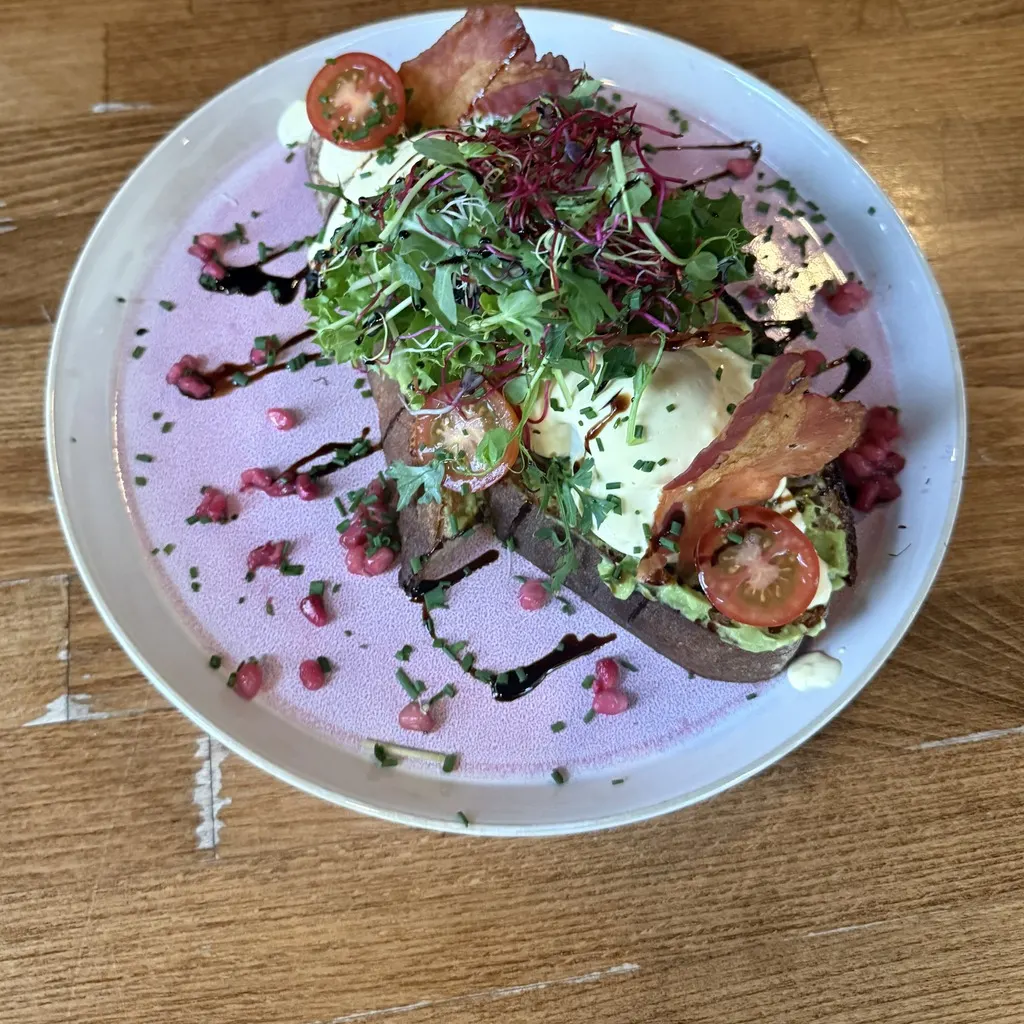 Classic Benedict — Pochierte Eier, Bacon & Hollandaise auf Sauerteigbrot