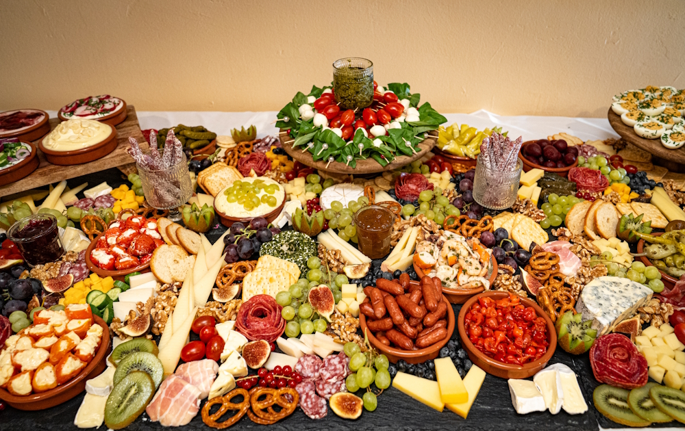 Catering-Platten mit Fingerfood und Antipasti