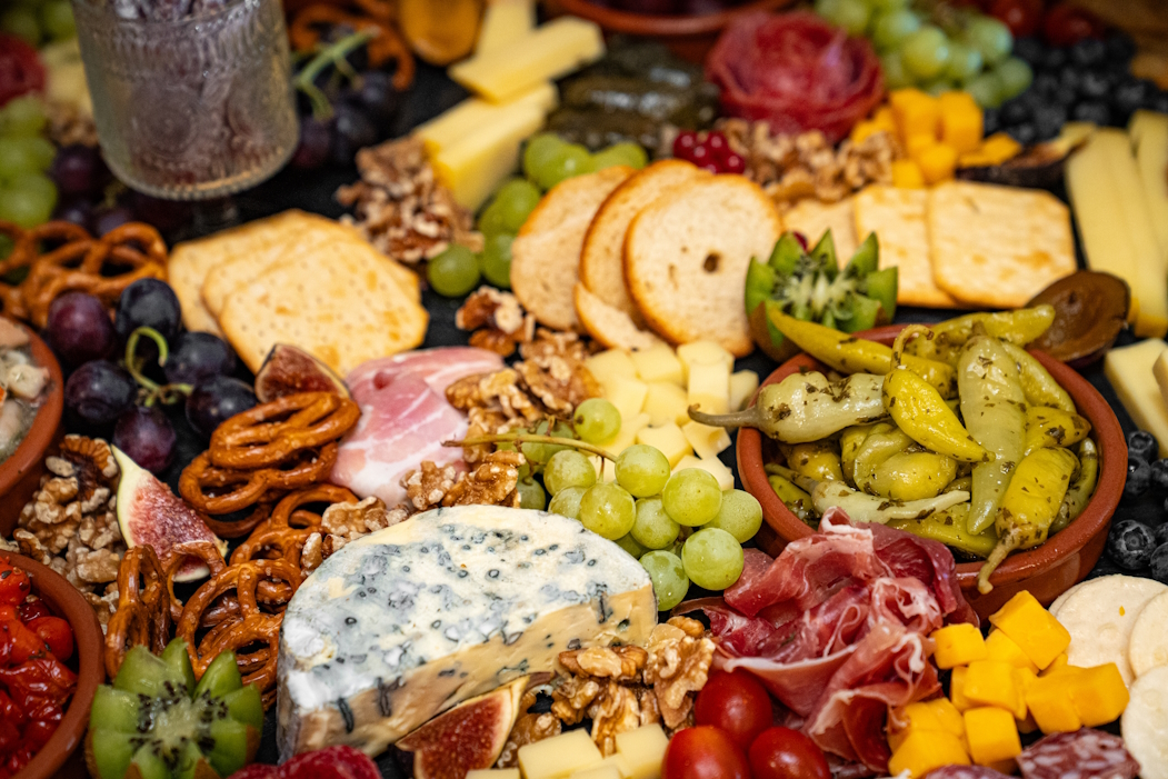 Behälter mit warmen Speisen für Catering Buffet