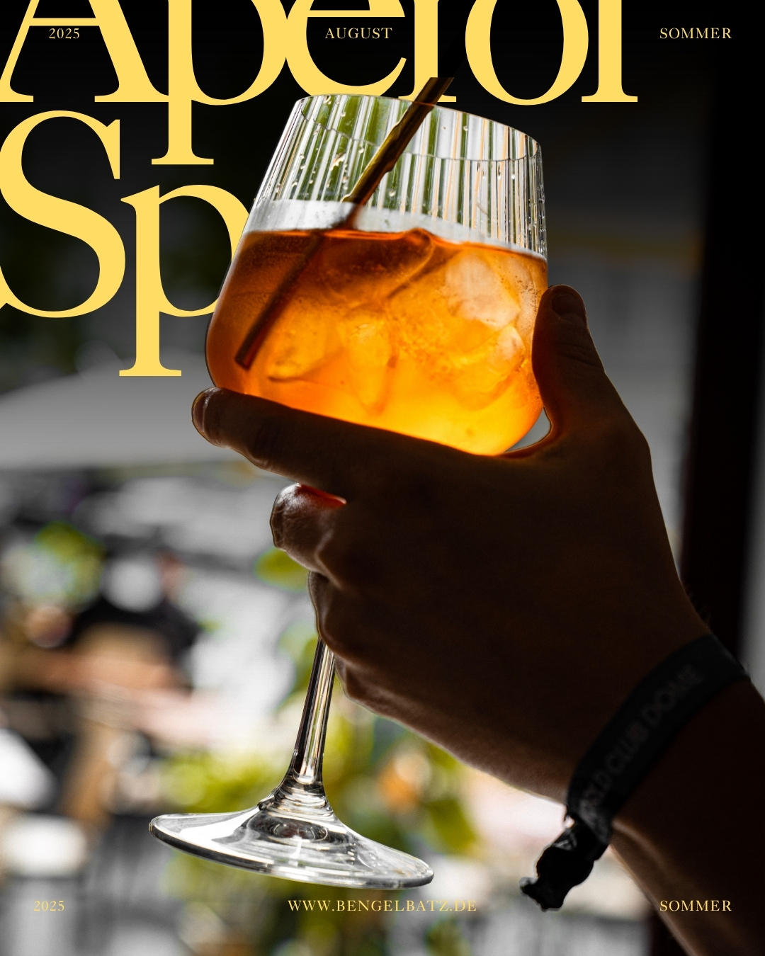 Aperol Spritz Cocktail in einem Glas mit Orange